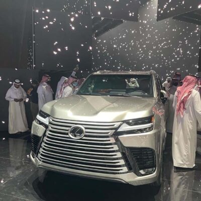 unnamed file 1629 400x400 - Land Cruiser và Lexus LX600 – Đại gia Việt sẽ chọn mẫu xe nào?